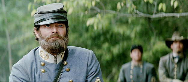 Stephen Lang as Stonewall Jackson, studying the Union lines in Gods and Generals (2003)