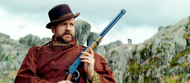 Rafe Spall as David Melmont, ready to help three cavalry troopers kills some Indians in The English (2022)