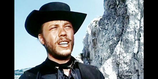 Todd Martin as Smoky Jim, one of the bandits who makes driving a herd through these parts dangerous in Duel at Sundown (1965)
