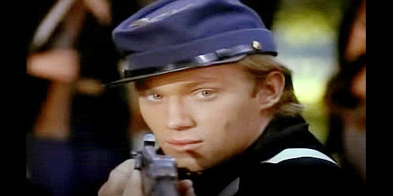 Richard Thomas as Private Henry Fleming, ready for a Confederate charge in The Red Badge of Courage (1974)
