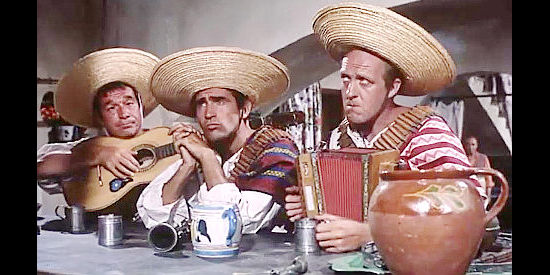 Ugo Tognazzi as Domingo, Walter Chiari as Pablo and Raimondo Vianello as Jose arrive at their destination in The Magnificent Three (1961)