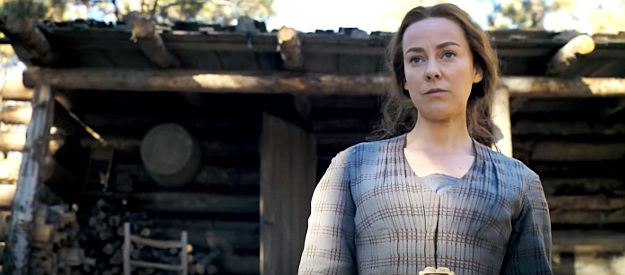 Jena Malone as Ellen Harvey, determined to protect her young son and keep him out of the hands of the Sykes family in Horizon, An American Saga, Chapter 1 (2024)