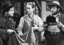 Broderick Crawford as Swanee and Andy Devine (right) as Meadows welcome Easterner Tim Mason to the West in Trail of the Vigilantes (1940)