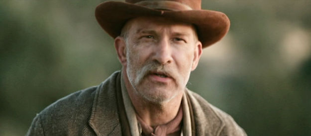 Thomas Jane as outlaw leader Charlie 'Mule' McKee, spoting Beckford's wagon approaching in Frontier Crucible (2025)