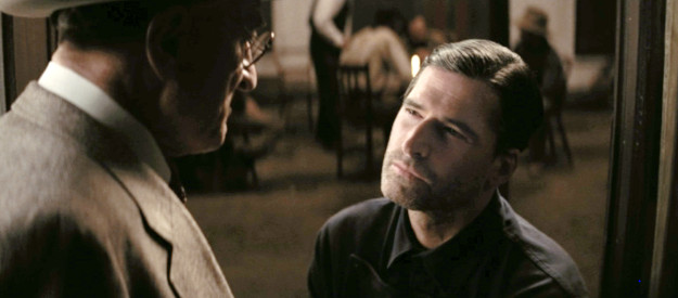 Pete Yorn as Achie Kirby, the explosives expert, being set up by William Hale in Killers of the Flower Moon (2023)